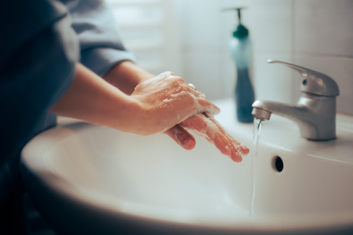 手首まで洗って（写真:iStock）