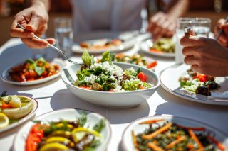 一緒に食事を楽しめる（写真:iStock）