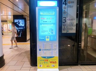 表参道駅では改札内、改札外の両方に設置（C）コクハク