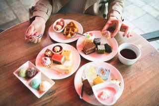 ストレスから過食になる人も（写真:iStock）