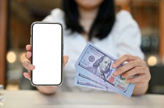 エッチ後に、パパのスマホで馬券をゲット（写真:iStock）