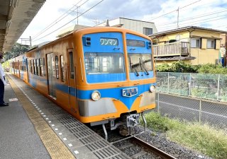 レトロでカラフルな車両は「流星」という名前（C）コクハク