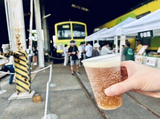 電車を眺めながら乾杯！（C）コクハク