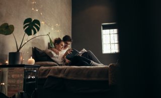 おすすめの小説を教えてもらったり（写真:iStock）