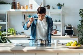 料理や彼女のお迎えも積極的（写真:iStock）