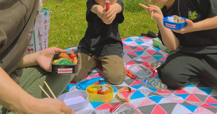 休日のピクニック。大切な家族団らんの時間だけれども…！（写真:tumugi）