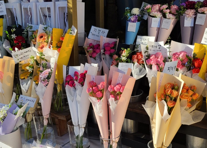 イベント時期にソウルの道に一時的に出る、花束を売る露店（写真・山ちゃん）