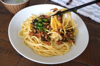 納豆、塩昆布、チーズ。うま味たっぷり食材が大集合