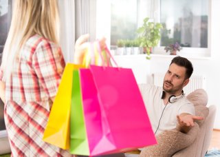 浪費家な妻にうんざり（写真:iStock）