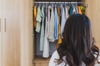 洋服を選ぶのもテンションが上がらなくて（写真:iStock）