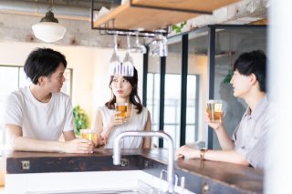 誘われた会には行ってみる（写真:iStock）