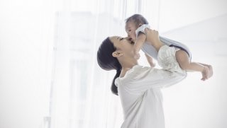 我が子を抱く機会はもうないから（写真:iStock）