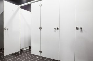 トイレの個室が決まっています（写真:iStock）