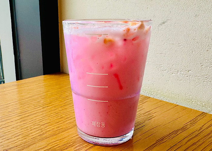 Purple Drink with Mango Dragonfruit Starbucks Refreshers（マンゴーとドラゴンフルーツのパープルドリンク）／（写真・うーか)