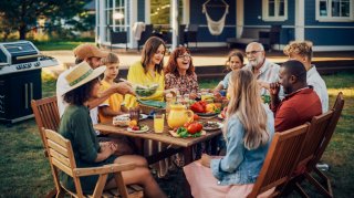 繰り広げられる「健康」の話（写真:iStock）