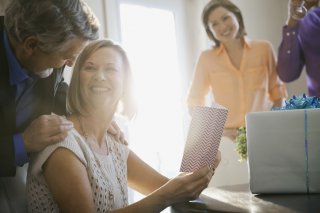 趣味サークルでモテモテ（写真:iStock）