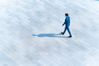 意識してしまって落ち着かない（写真:iStock）