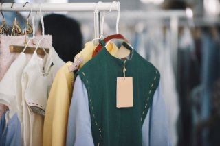 雑多に並んだ服の中から見つけたのは（写真:iStock）