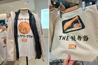 同ビル1階の「ユニクロ TOKYO」には銀座界隈にある名店とのコラボTシャツとして、オーケーver.もありました。エコバック（右）は税込み2490円（C）コクハク