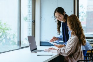 持つべきものは頼れる同僚or先輩（写真:iStock）