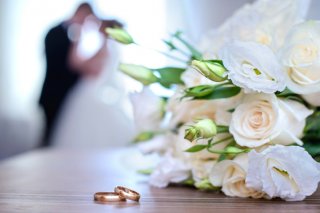 契約終了後、すぐに結婚（写真:iStock）