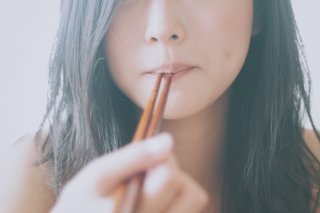 「ねぶり箸」だなんて知らなかったよ（写真:iStock）