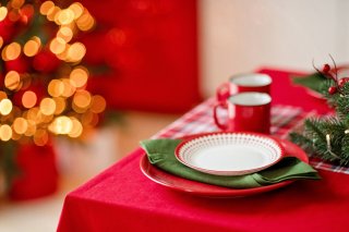 クロスや食器でクリスマス感（写真:iStock）