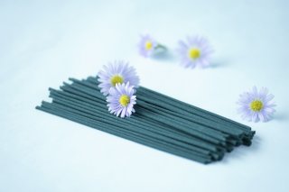 お線香と一緒に送っても（写真:iStock）