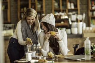 友人に協力してもらおう（写真:iStock）