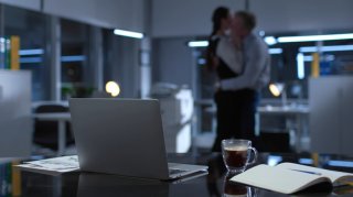 職場女性と浮気…（写真:iStock）