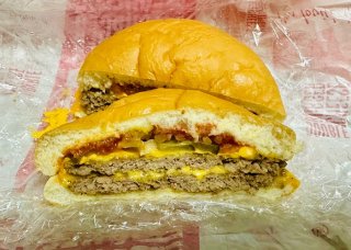 解凍した『ダブルチーズバーガー』（写真・うーか）