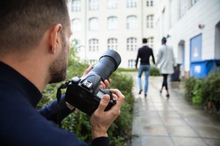 証拠を抑える（写真:iStock）