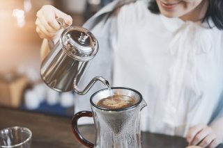 コーヒーを入れて気分転換（写真:iStock）