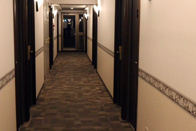 どこかの東横インの、静かな廊下。（撮影:新井見枝香）