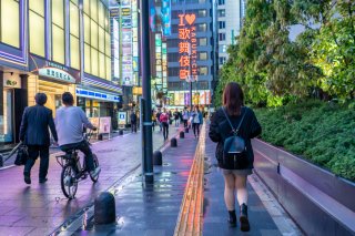 ひとりで動き始めた女性たち（写真:iStock）