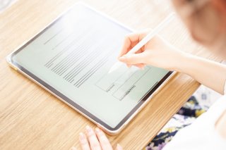 施術を受けるには同意書が必須（写真:iStock）