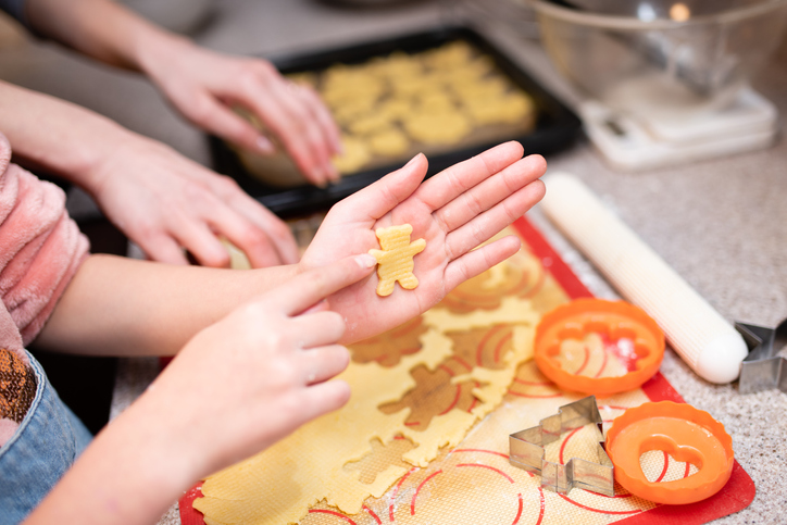 4歳の息子とクッキー作り？（写真:iStock）