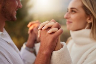 別の女にも「本気」（写真:iStock）