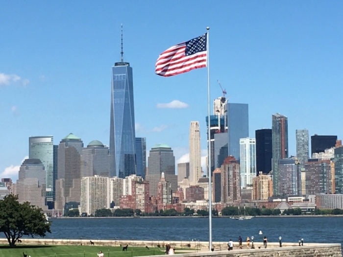 アメリカの国旗と風景（写真・Photo AC）