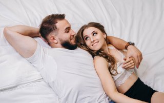 男性も女性に合わせて…（写真:iStock）