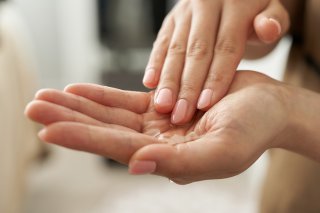 香りに癒されながら（写真:iStock）