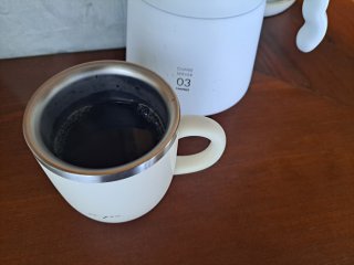 早速コーヒーを注いでみた。写真後方は、真っ白な保温ポットです。オフホワイトの色加減も参考になりましたら…（C）コクハク