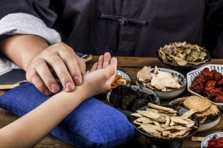 漢方に頼ってみて（写真:iStock）