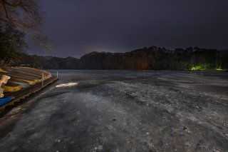 凍り付いた湖の夜が更けて