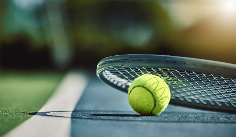 テニスでストレス発散（写真:iStock）