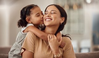 にこにこしていると話しかけやすい（写真:iStock）