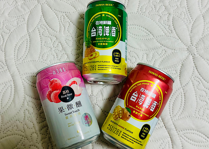 台湾のフルーツビールたち（左からライチ、パイナップル、マンゴー）／（写真・うーか）