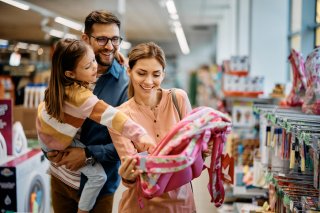 一緒に出かけてこっそり監視を（写真:iStock）