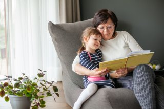 祖母の愛に包まれて（写真:iStock）