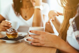 含みのある女子トーク（写真:iStock）